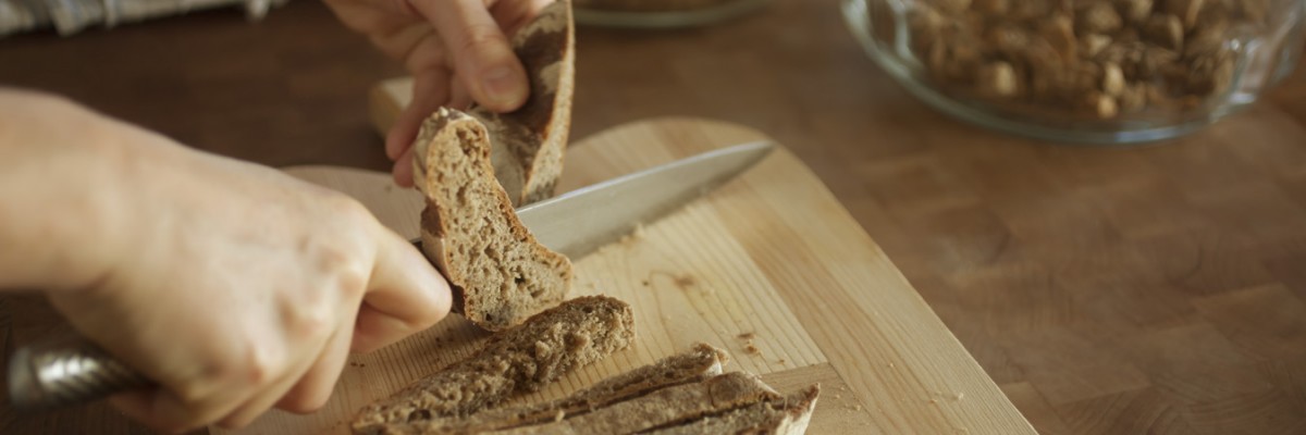 Pausa duranta la escursione con pane sudtirolese