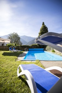 Sonnenliegen am Pool - Pension mit Schwimmbad